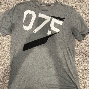 Size M Oakley T-shirt. Great condition
